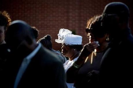 Cientos de personas se congregaron para el funeral de Michael Brown