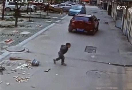 Un niño salva la vida milagrosamente tras pasar un vehículo por encima de él. Fotos y vídeo. Niño sobrevive milagrosamente tras pasar un todocamino por encima.