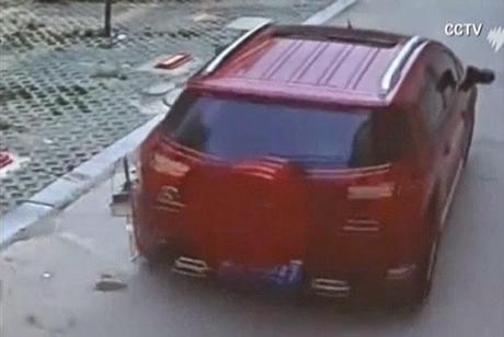 Un niño salva la vida milagrosamente tras pasar un vehículo por encima de él. Fotos y vídeo. Niño sobrevive milagrosamente tras pasar un todocamino por encima.