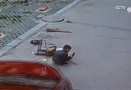 Un niño salva la vida milagrosamente tras pasar un vehículo por encima de él. Fotos y vídeo. Niño sobrevive milagrosamente tras pasar un todocamino por encima.