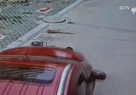 Un niño salva la vida milagrosamente tras pasar un vehículo por encima de él. Fotos y vídeo. Niño sobrevive milagrosamente tras pasar un todocamino por encima.