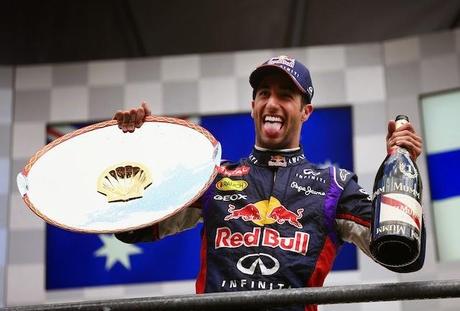 Ricciardo, la mota de un Mercedes inflamado