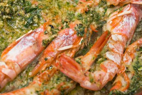 Langostinos al horno con salsa verde de cava y avellanas Langostinos al horno con salsa verde de cava y avellanas