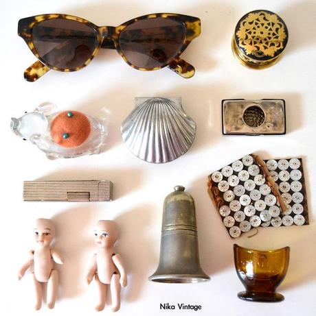 muñecas porcelana, botones antiguos, mechero, salero, gafas vintage, caja dorada, caja concha, alfiletero cristal