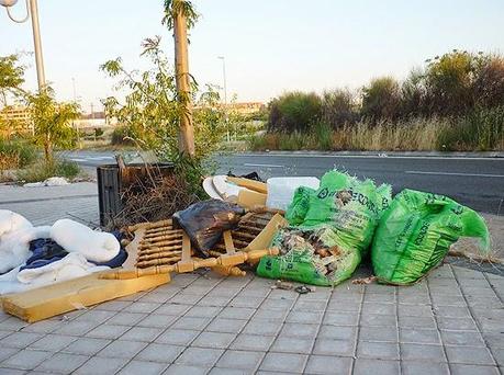Basura en los accesos a Hospital Infanta Leonor, Vallecas Basura en los accesos a Hospital Infanta Leonor, Vallecas
