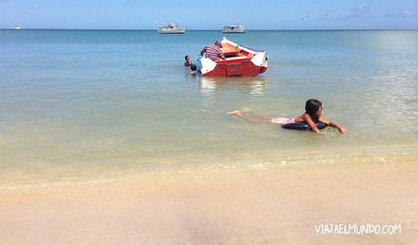 Playa Zaragoza y su quietud La niña y su salvavidas negro