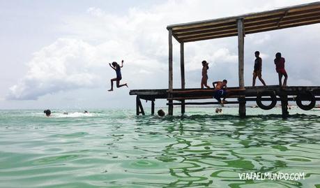 Playa Zaragoza y su quietud También saltaban desde el muelle en playa El Yaque