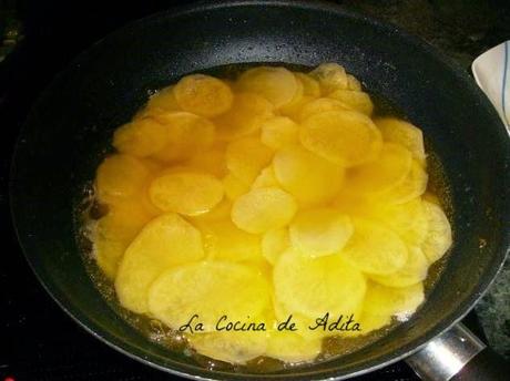 FRITADA DE PATATAS, PIMIENTOS Y CEBOLLA FRITADA DE PATATAS, PIMIENTOS Y CEBOLLA