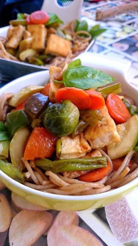 Pasta con tofu frito con albahaca y verduras