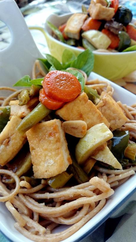 Pasta con tofu frito con albahaca y verduras