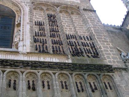 Cruces y Cadenas en el Monasterio de San Juan de los Reyes Cruces y Cadenas en el Monasterio de San Juan de los Reyes