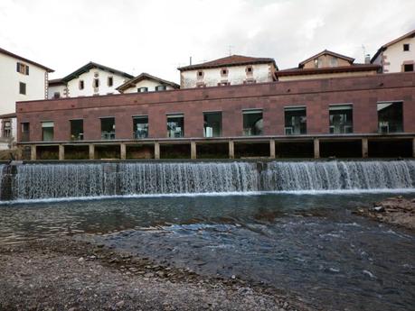 Visita guiada a Elizondo, los escenarios de El guardián invisible y Legado en los huesos