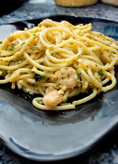 Espaguetis con gambas en salsa verde de avellanas y cava Espaguetis con gambas en salsa verde de avellanas y cava