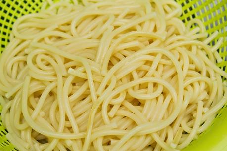 Espaguetis con gambas en salsa verde de avellanas y cava Espaguetis con gambas en salsa verde de avellanas y cava