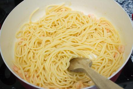Espaguetis con gambas en salsa verde de avellanas y cava Espaguetis con gambas en salsa verde de avellanas y cava