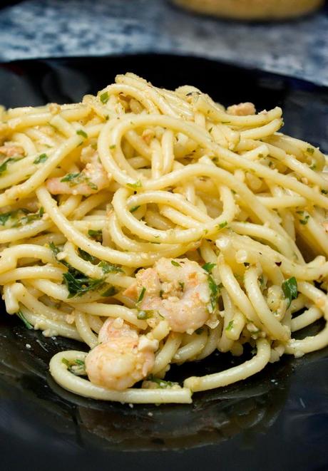 Espaguetis con gambas en salsa verde de avellanas y cava Espaguetis con gambas en salsa verde de avellanas y cava