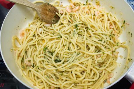 Espaguetis con gambas en salsa verde de avellanas y cava Espaguetis con gambas en salsa verde de avellanas y cava