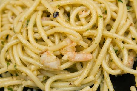 Espaguetis con gambas en salsa verde de avellanas y cava Espaguetis con gambas en salsa verde de avellanas y cava