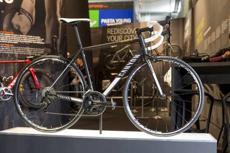 Canyon presenta en el Eurobike su bicicleta de aleación de aluminio Endurace AL; además de presentar su gama de bicicleta para cicloturismo y ciclismo urbano Canyon Endurance AL 1