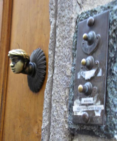 ¿LLAMAMOS AL TIMBRE? ¿O NOS QUEDAMOS EN LA PUERTA? ¿LLAMAMOS AL TIMBRE? ¿O NOS QUEDAMOS EN LA PUERTA?