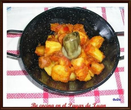 Sartén de pisto con cachelos y salchichas Sartén de pisto con cachelos y salchichas