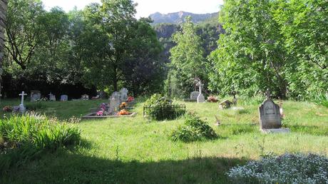 Viaje a ninguna parte. El Eje Pirenaico. Cementerio de Sahún.