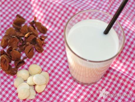 Leche de almendras con canela y limón (y cómo partir las almendras) Leche de almendras con canela y limón (y cómo partir las almendras)