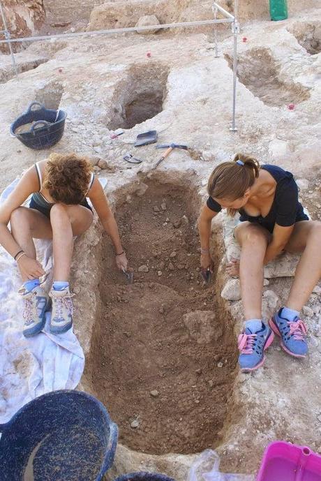 Hallan 11 tumbas en el yacimiento de la Pobla Medieval de Ifach, en Calpe (Alicante) Hallan 11 tumbas en el yacimiento de la Pobla Medieval de Ifach, en Calpe (Alicante)