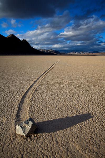 Una de las rocas de Racetrack Playa y el largo rastro dejado tras de sí © Jerry Rodgers