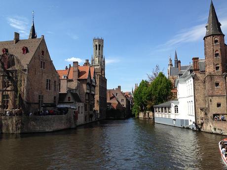 Brujas, una ciudad de cuento… Rozenhoedkaai-city-in-a-fair-tale-maria-cereijo-vintage-by-lopez-linares (4)