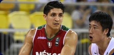 Mexico's guard Orlando Mendez (L) vies with Korea's guard Yang Heejong during the 2014 FIBA World basketball championships group D match Korea vs Mexico at the Gran Canaria Arena in Gran Canaria on September 4, 2014.   AFP PHOTO/ GERARD JULIEN