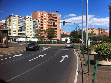 A todas luces aquí sobran luces A todas luces aquí sobran luces