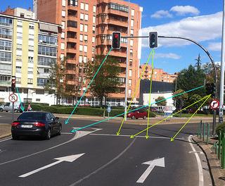 A todas luces aquí sobran luces A todas luces aquí sobran luces