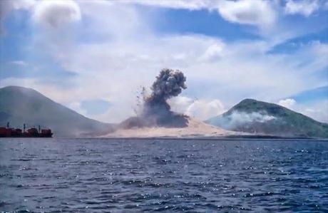 Graban el momento en que un volcán entra en erupción en Papúa Nueva Guinea