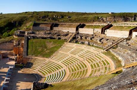 La colaboración entre arquitectos y arqueólogos devuelve el esplendor al teatro romano de Clunia y a Tiermes
