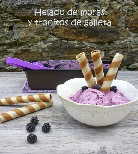 Helado de moras y trocitos de galleta. De vuelta Helado de moras y trocitos de galleta. De vuelta