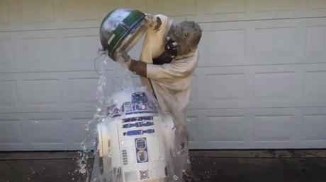 MOJADO. R2D2, recibiendo el baldazo de agua helada.