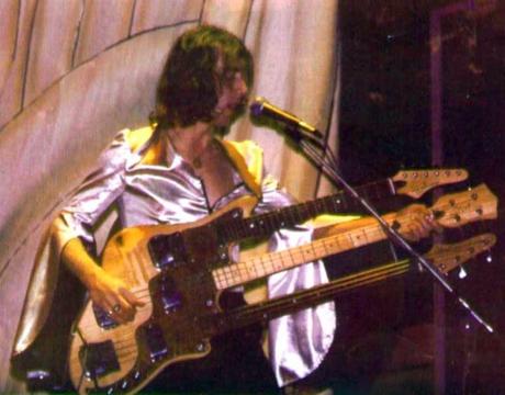 YES: El Bajo Triple de CHRIS SQUIRE YES: El Bajo Triple de CHRIS SQUIRE