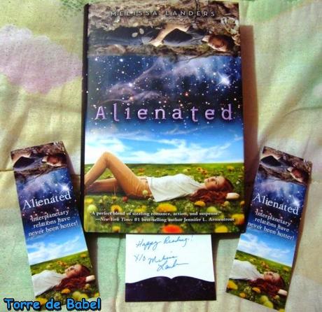 Leyendo Alienated + algunos participantes del mes extraterrestre Leyendo Alienated + algunos participantes del mes extraterrestre
