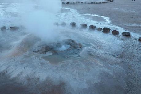 El amanecer geotérmico que terminó atardeciendo en la Luna Detalle de un géiser