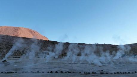 El amanecer geotérmico que terminó atardeciendo en la Luna Amanecer en los géiseres del Tatio