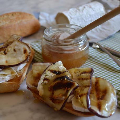 TOSTA RUSTTICA DE QUESO DE CABRA Y BERENJENA TOSTA RUSTTICA DE QUESO DE CABRA Y BERENJENA
