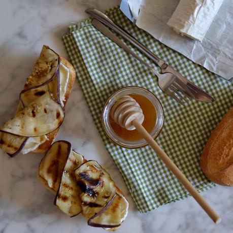 TOSTA RUSTTICA DE QUESO DE CABRA Y BERENJENA TOSTA RUSTTICA DE QUESO DE CABRA Y BERENJENA