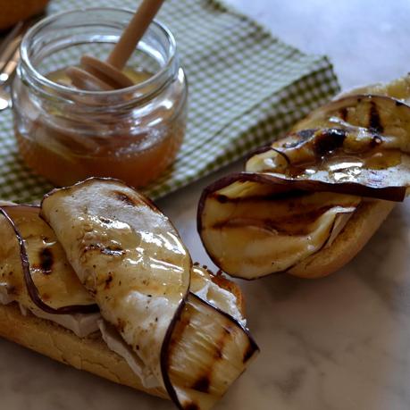 TOSTA RUSTTICA DE QUESO DE CABRA Y BERENJENA TOSTA RUSTTICA DE QUESO DE CABRA Y BERENJENA