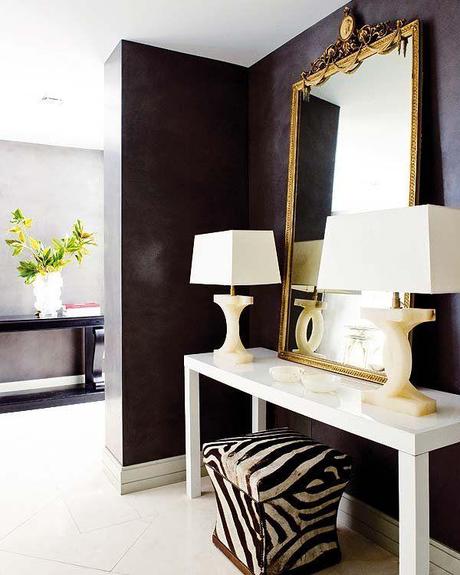 Decorar el recibidor Pared pintada negro, Consola blanca, Espejo dorado