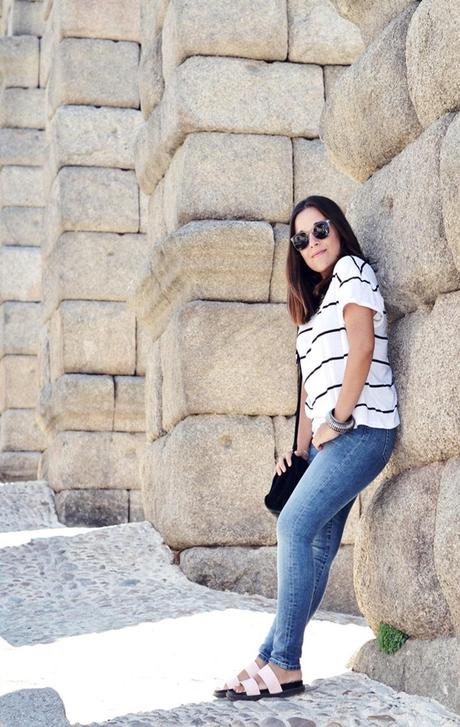 one day in segovia navy_tshirt-jeans-ugly_shoes-outfit-street_style