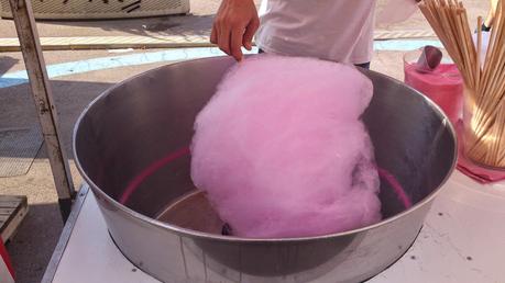 algodon de azucar en una de las paradas de las fiestas de Sants de Barcelona