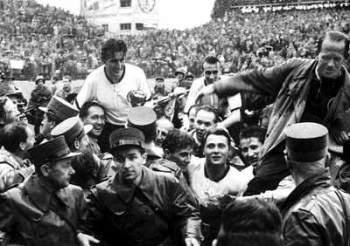 Fritz Walter, con la Copa Jules Rimet, aupado por la afición {focus_keyword} Y el fútbol habló alemán (por primera vez) fritz walter y copaaaaaaa