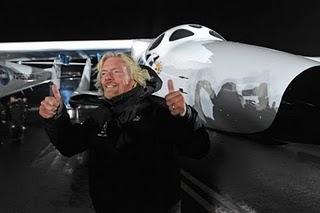 Richard Branson da el visto bueno al frente de la nave SpaceShipTwo de Virgin Galactic, la primera nave comercial del mundo para turistas, en el Puerto Aéreo y Espacial de Mojave en California el 7 de diciembre de 2009
