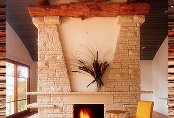 Chimenea de piedra y troncos rústicos - Paperblog